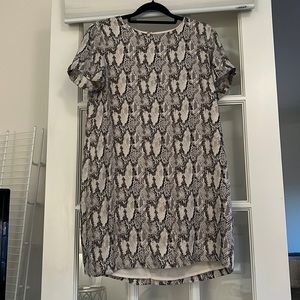 Olivaceous snake print short sleeve shift.